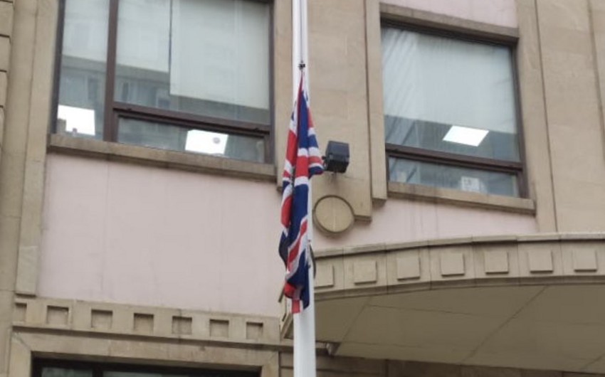 Britaniyanın Azərbaycandakı səfirliyində bayraqlar ENDİRİLDİ