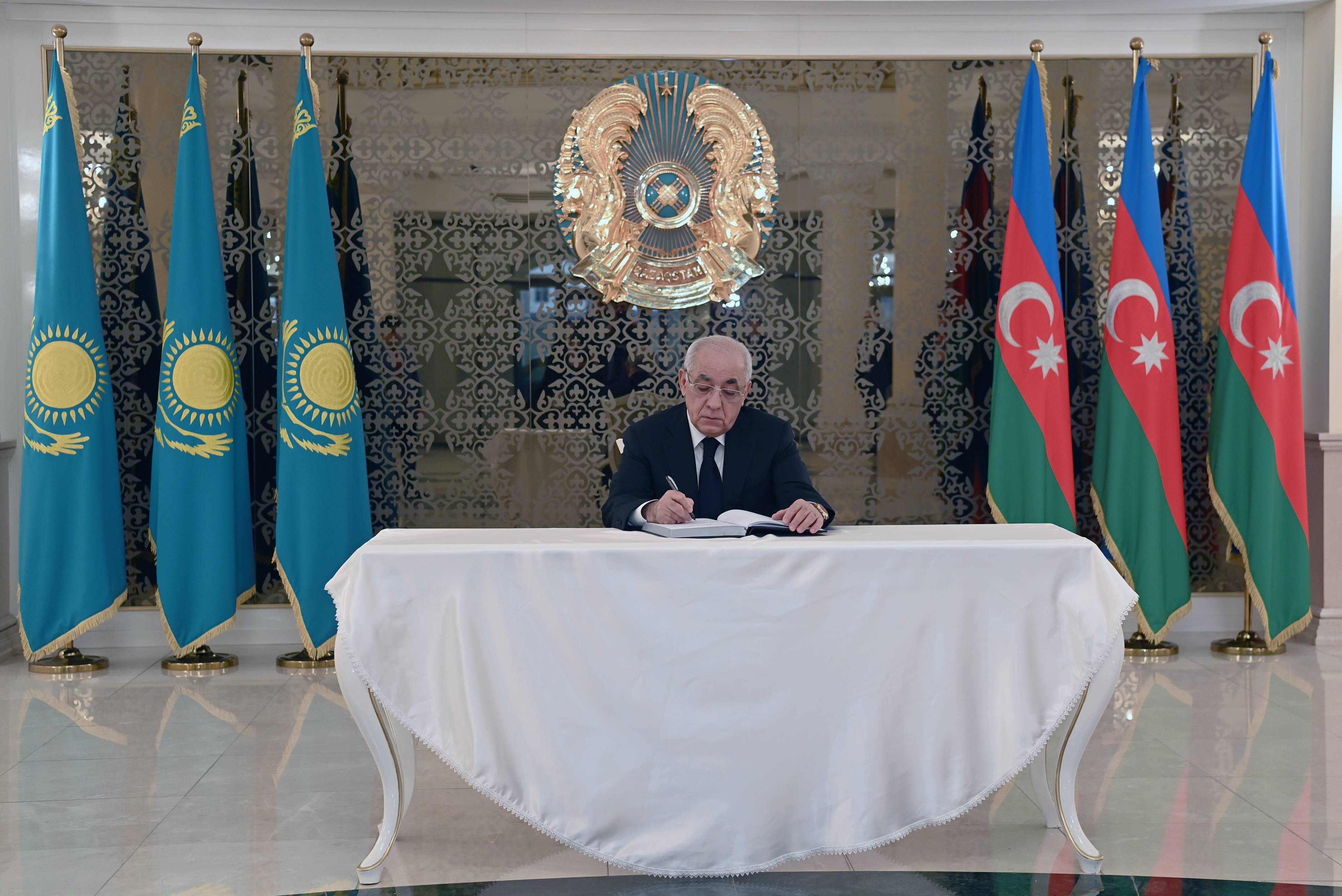 Baş nazir Qazaxıstan səfirliyinin matəm kitabına ürək sözlərini yazdı - FOTO