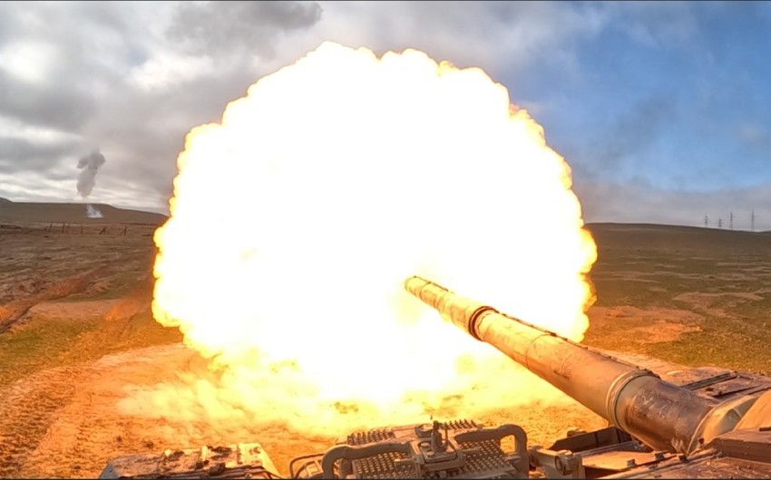 Tank bölmələri şərti düşmənin hədəflərini məhv ediblər - VİDEO