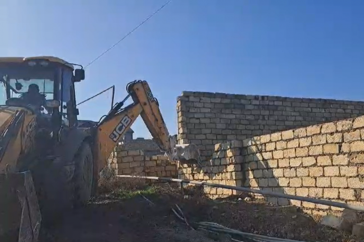Masazırda sənədsiz ev söküldü - VİDEO