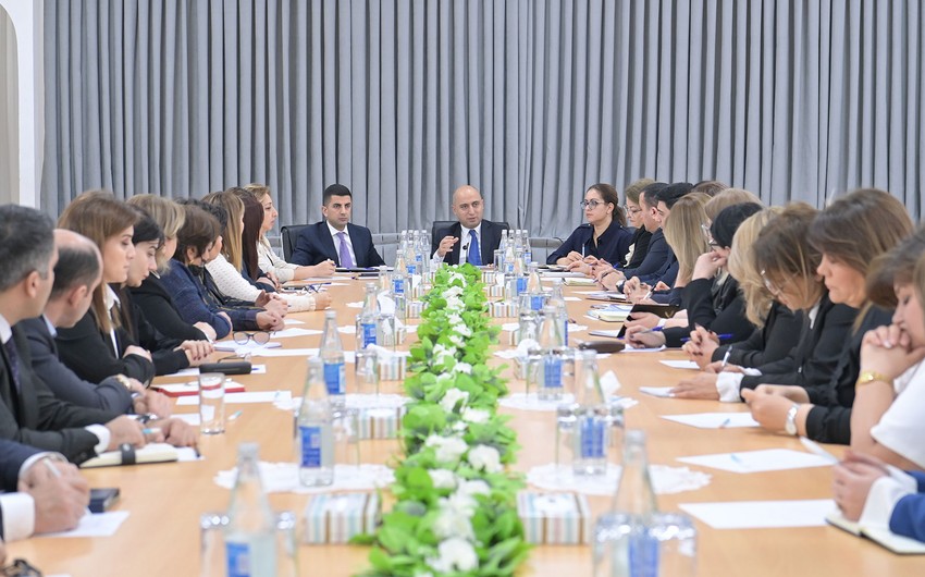 Nazir məktəb direktorları ilə problemləri müzakirə etdi