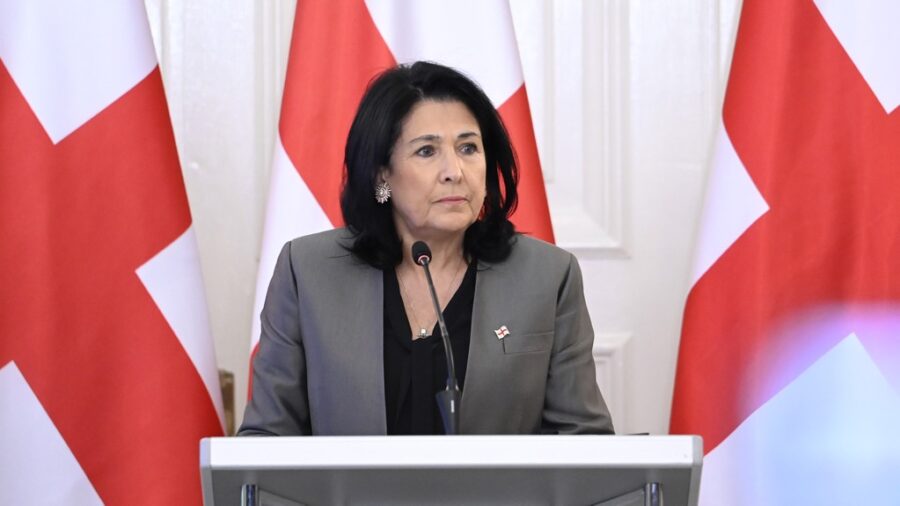 Zurabişvili prezidentin iqamətgahını tərk etdi - VİDEO