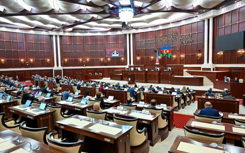 Deputatlar tətilə çıxdı: 19 plenar iclas, 84 qanun