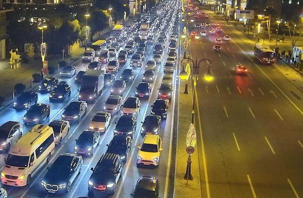 Bakıda ağır tıxac var - SİYAHI