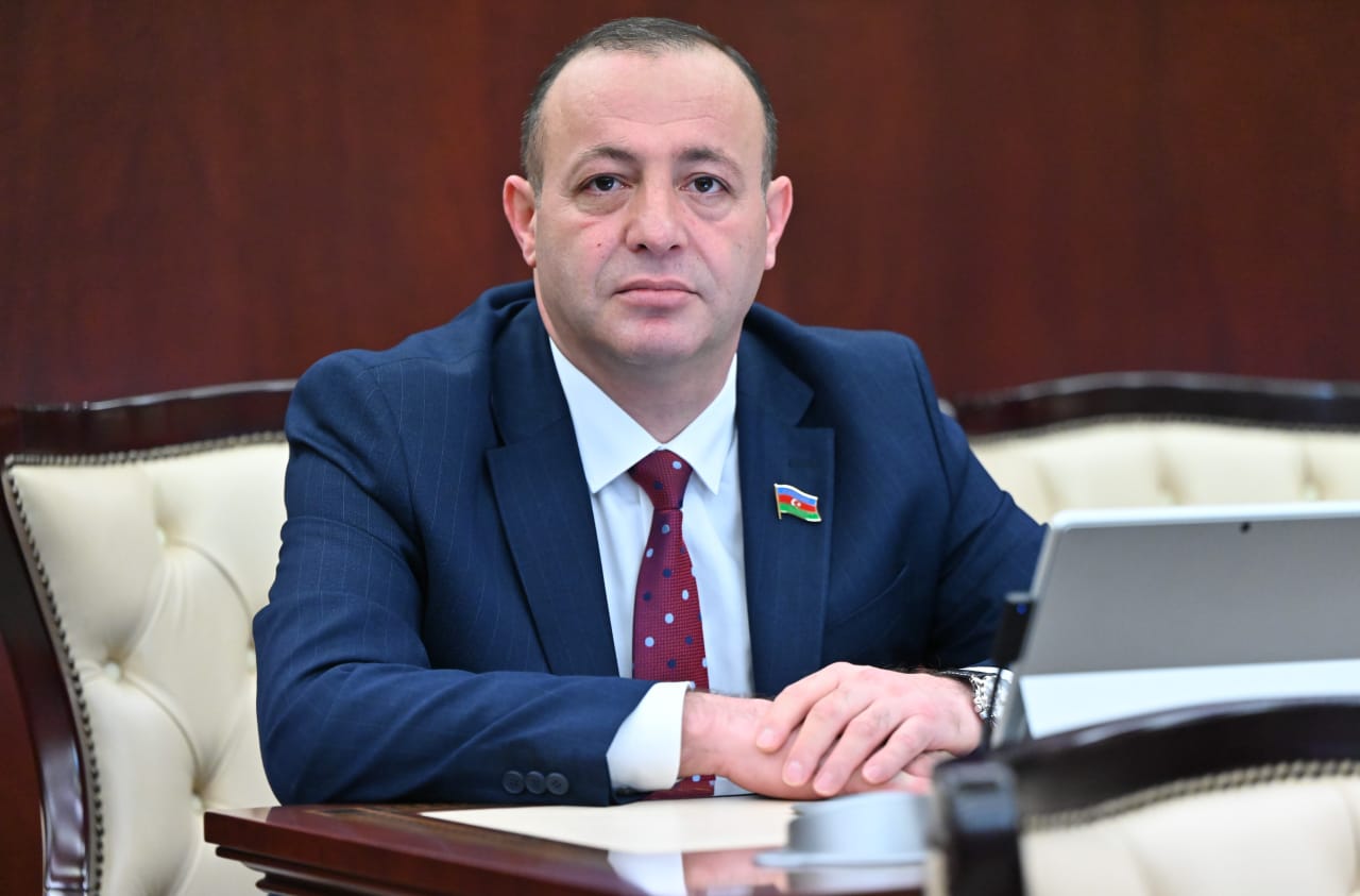 Təyyarəyə eniş icazəsinin verilməməsi insanlıq əleyhinə cinayətdir - Deputat