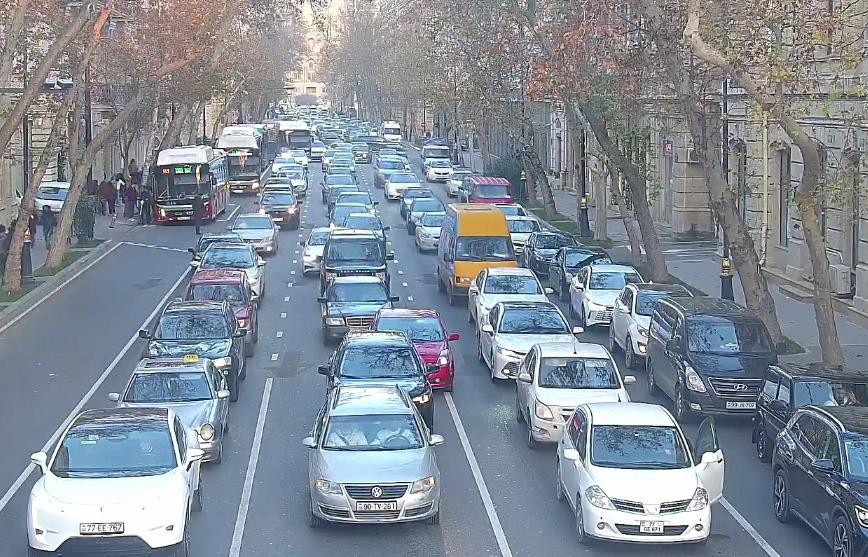Diqqət: hazırda bu yollarda sıxlıq var - SİYAHI