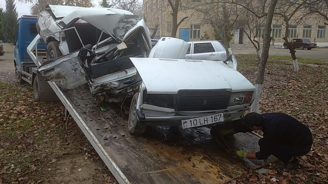 Sabirabadda "VAZ 2107" ikiyə bölündü: ölən var - FOTO