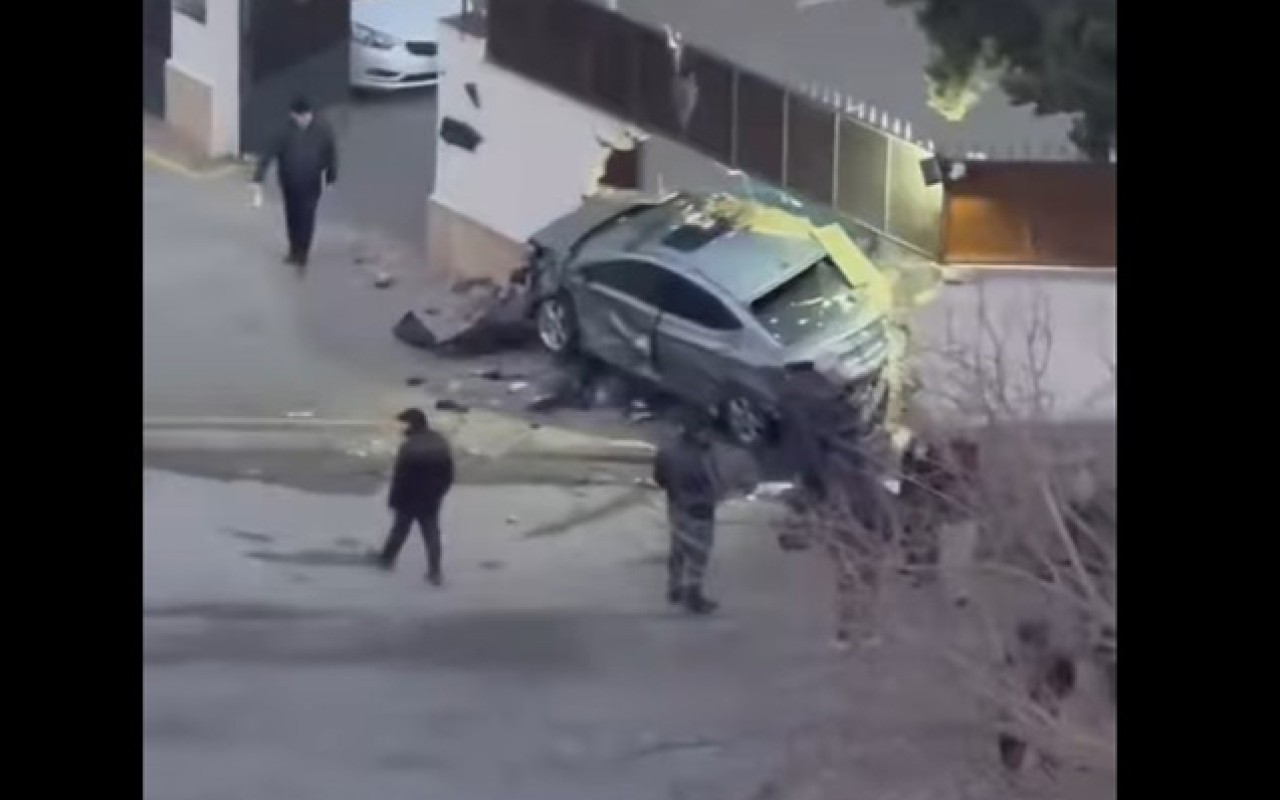 Bakıda maşın polis bölməsinin divarına ÇIRPILDI
