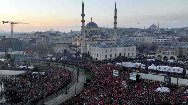 Yeni ilin ilk günündə on minlərlə insan küçəyə axışdı - FOTOLAR