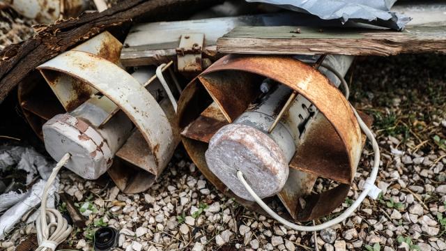 Əsəd rejimi çəllək bombalarını burada istehsal edirmiş - Yeni fotolar YAYILDI