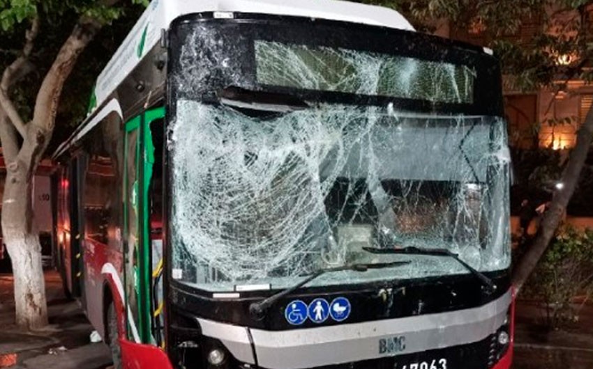 Bakıda dəhşətli qəza: sərnişin avtobusu maşına çırpıldı - ÖLƏN VAR (YENİLƏNİB)