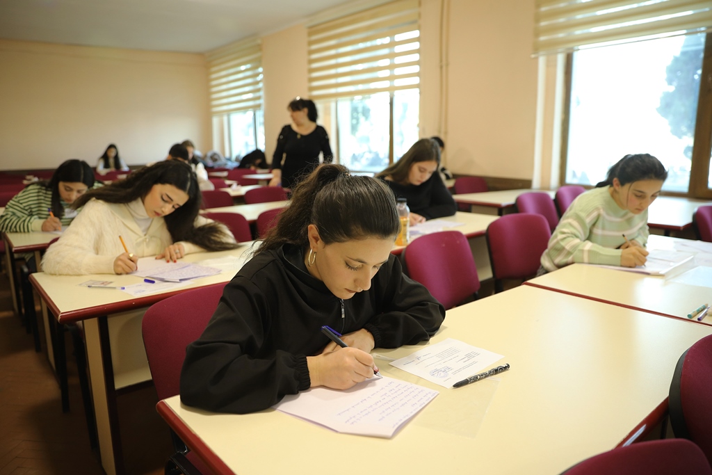 Gəncə Dövlət Universitetində imtahan sessiyası başlayıb - FOTO