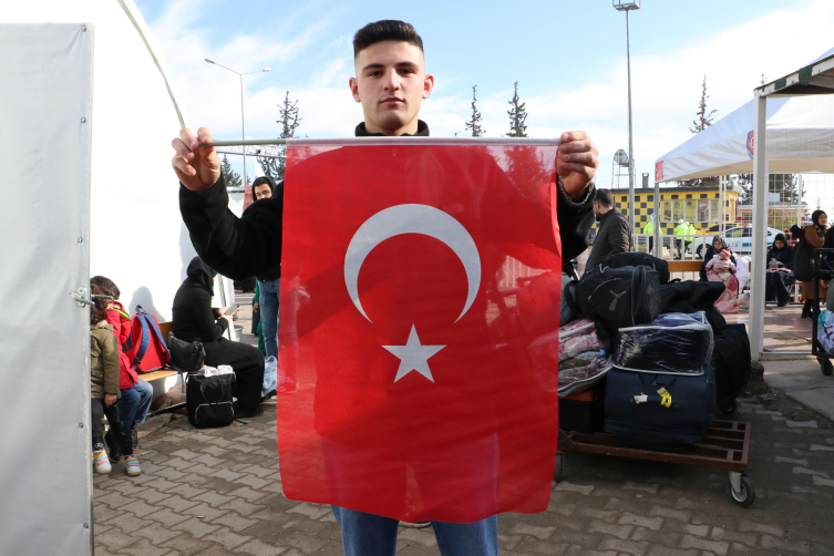 Evinə Türk bayrağı ilə dönən suriyalı - FOTO