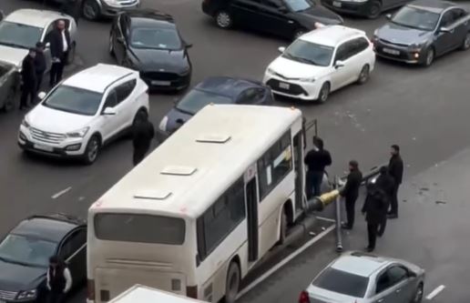 Avtobus işıq dirəyinə çırpıldı, iki maşına ziyan dəydi - YENİLƏNİB