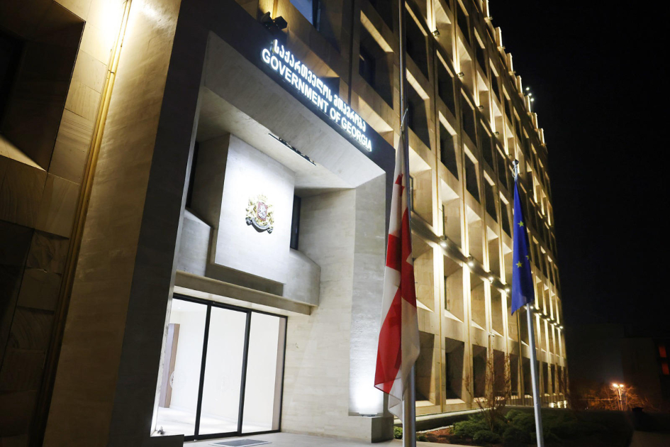 Gürcüstanda dövlət bayraqları endirildi