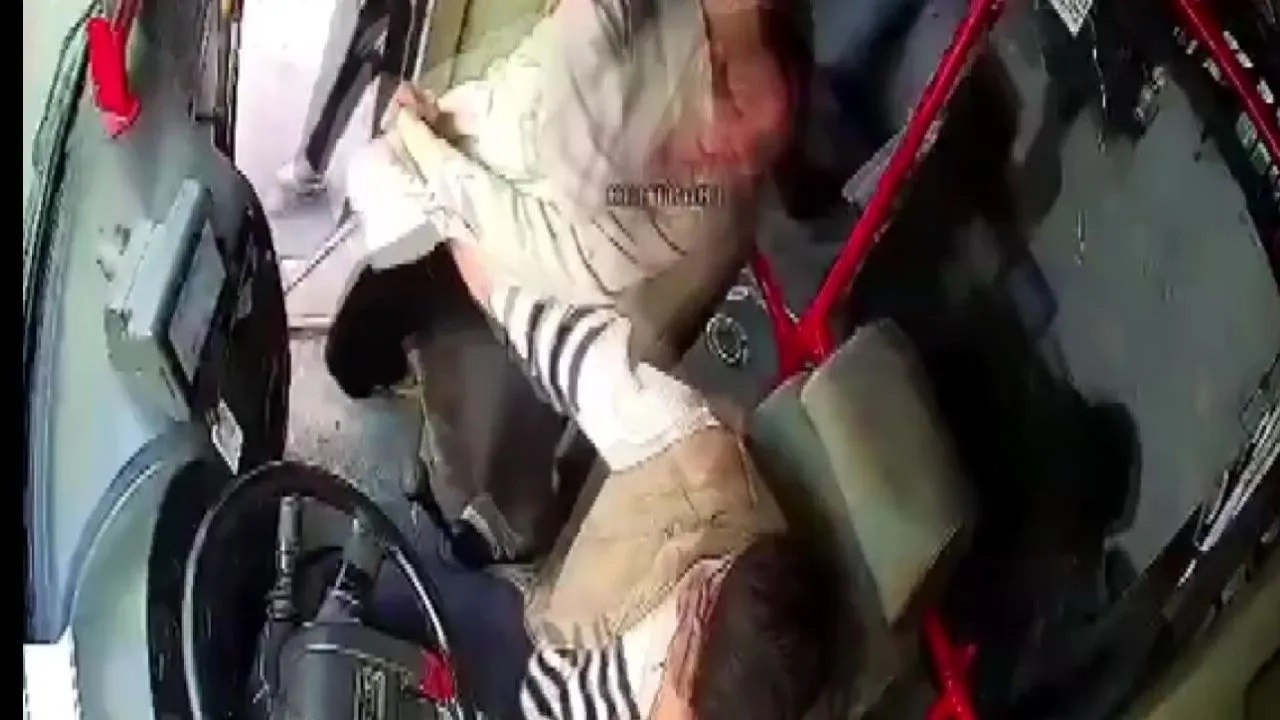 Qadın sürücü ərini avtobusda bıçaqladı - ANBAAN GÖRÜNTÜLƏR