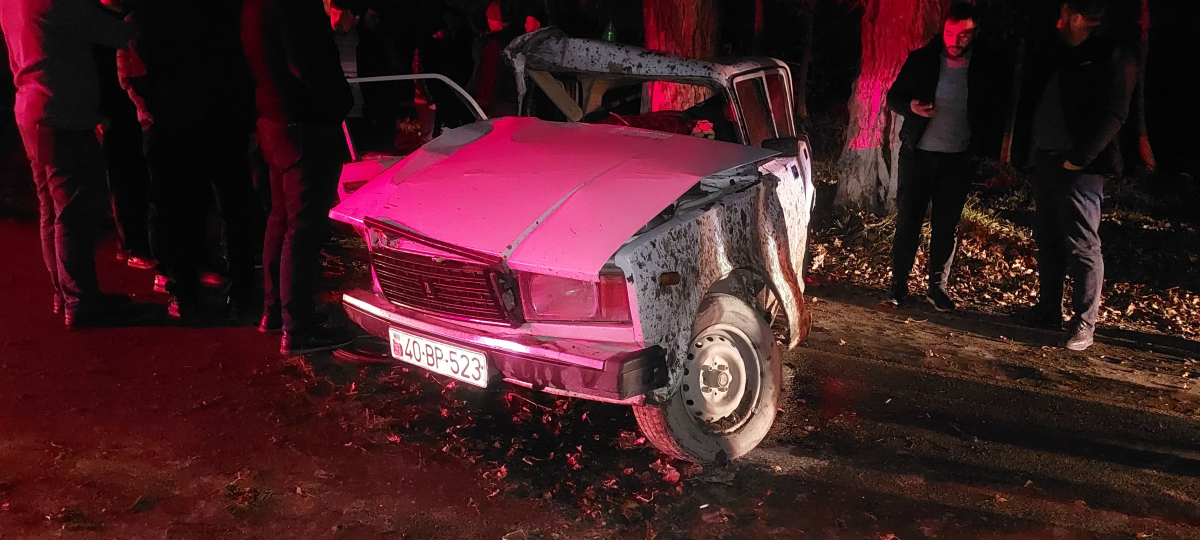 "VAZ 2107" ağaca çırpıldı - ÖLƏN VAR