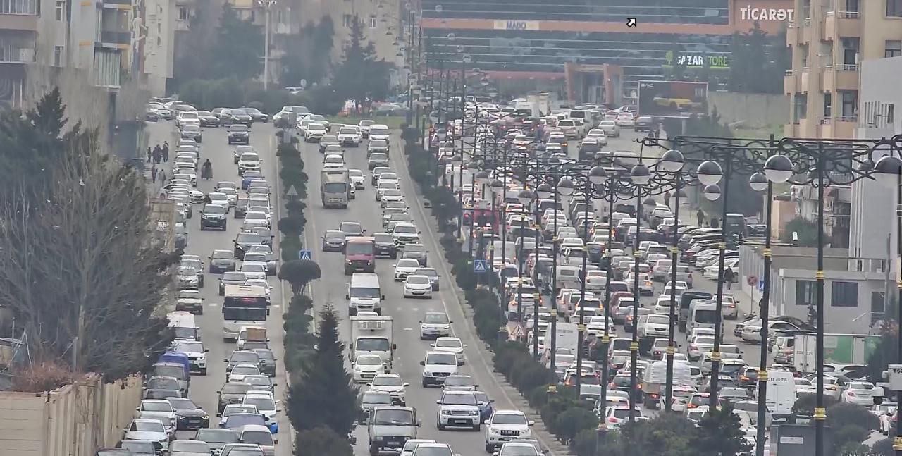 Maşını yanlış park etdi: tıxac yarandı - FOTO