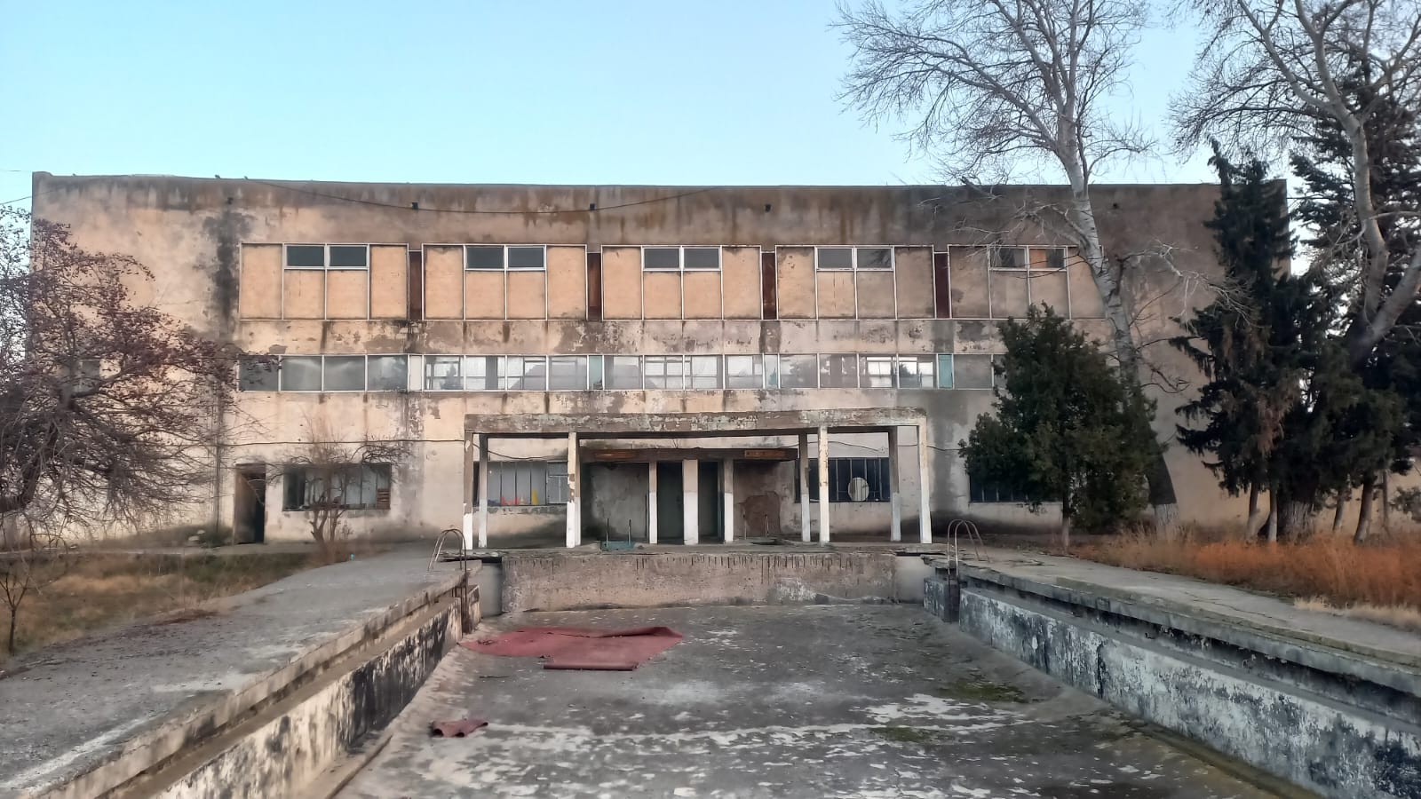 Təmirsiz vəziyyətdə olan məktəb binası - FOTOLAR