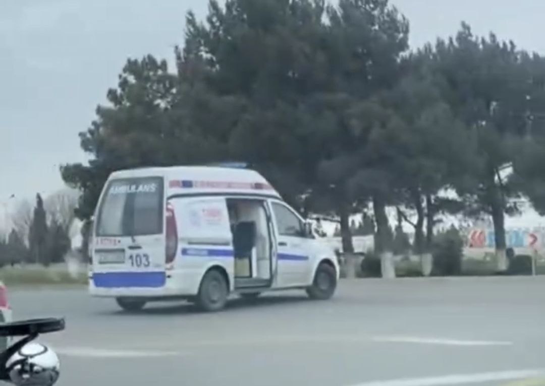 Qapısı xarab olan təcili yardım maşını ilə bağlı açıqlama - VİDEO