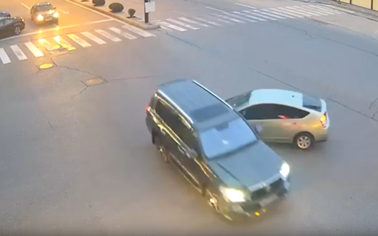 Piyada son anda ölümdən xilas oldu - Dəhşətli qəzanın ANBAAN GÖRÜNTÜLƏRİ