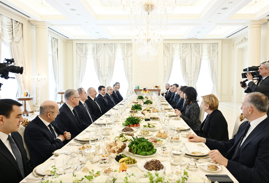 Liderlərin nahar əsnasında geniş tərkibdə görüşü olub