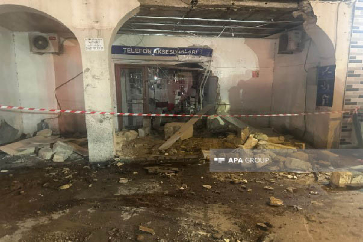Bakıda ağır qəza: "Mercedes" mağazaya çırpıldı - FOTO