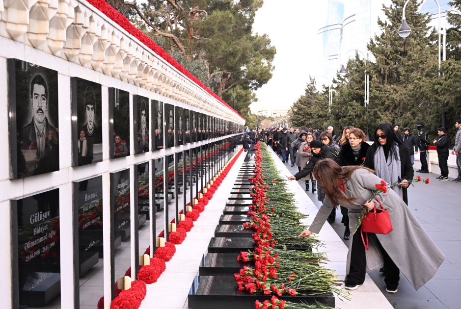 Xalq şəhidlərin xatirəsini hörmətlə anır - FOTOLAR