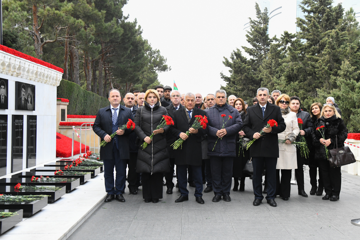 BMU-nun kollektivi Şəhidlər xiyabanını ziyarət edib - FOTO