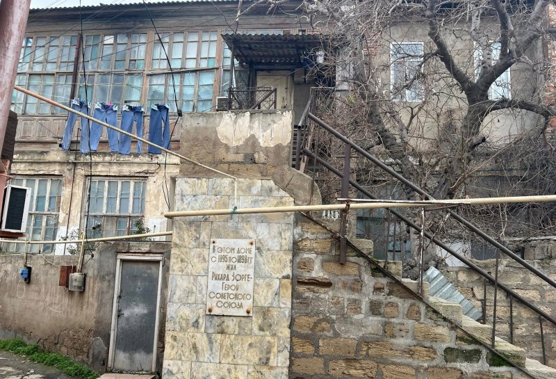Məşhur kəşfiyyatçının Bakıda yaşadığı baxımsız ev - FOTOLAR