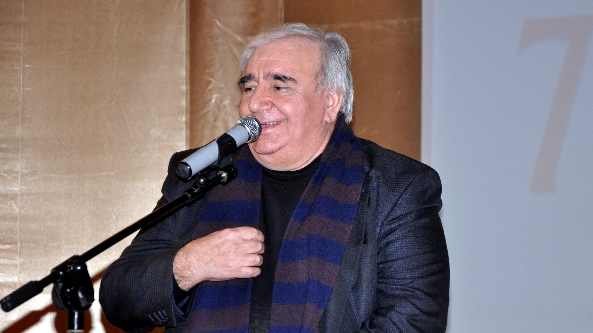 Ramiz Rövşənə ikinci ev verilməyib - Şair TƏKZİB ETDİ