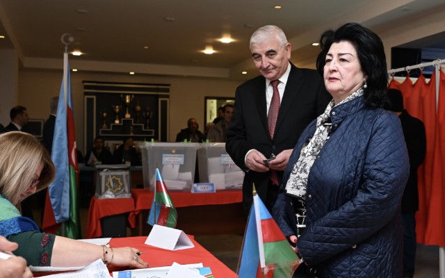 Məzahir Pənahov səs verdi - FOTOLAR