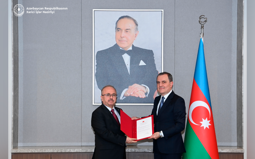 Yeni səfir etimadnaməsinin surətini nazirə TƏQDİM ETDİ