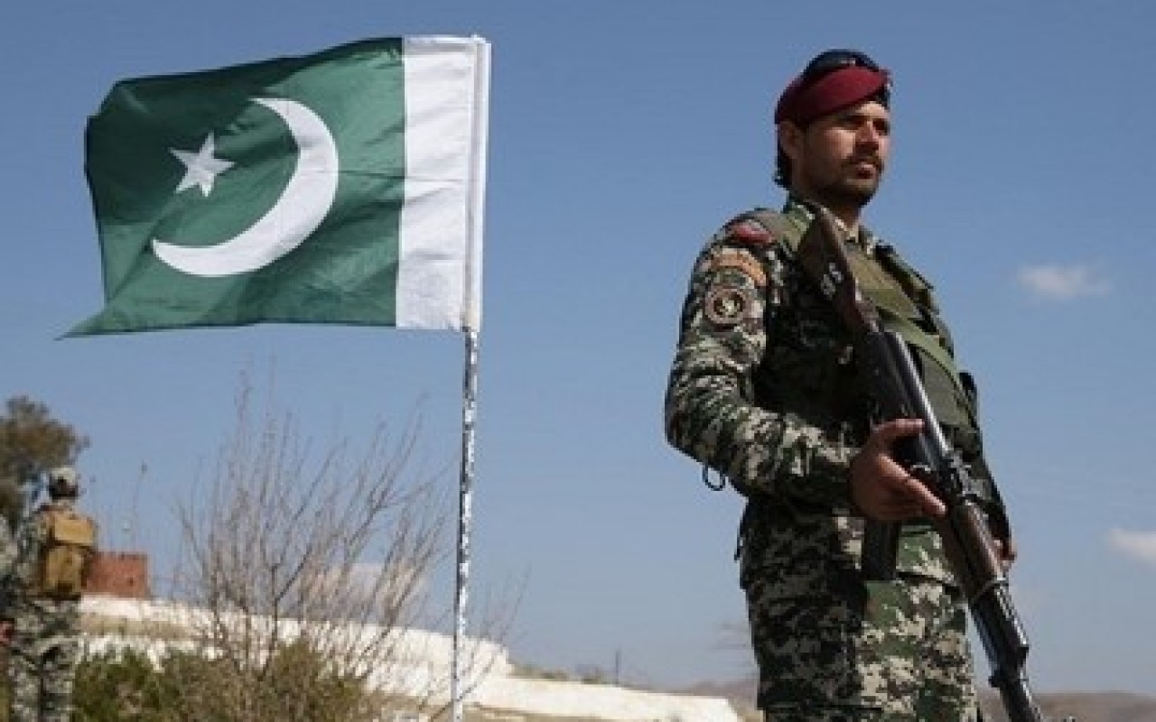 Pakistan sərhədində 18 əsgər öldürüldü