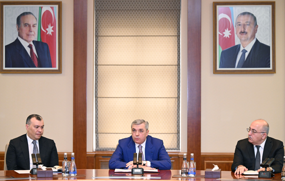 Sahil Babayevi kollektivə o TƏQDİM ETDİ