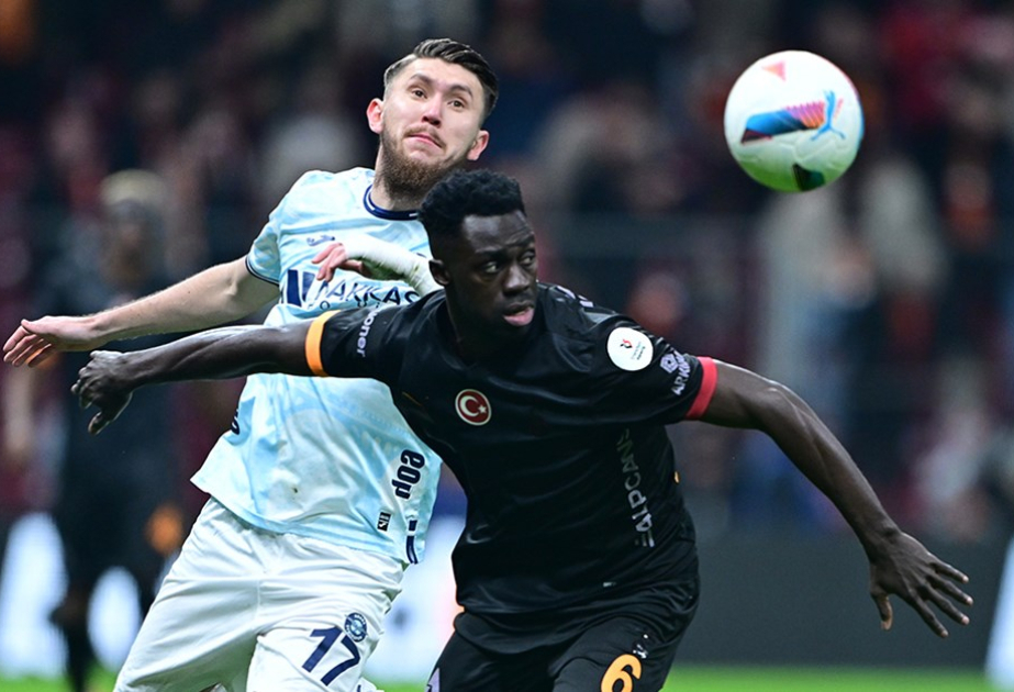 "Qalatasaray"ın matçında qalmaqal: rəqib meydanı tərk etdi - VİDEO