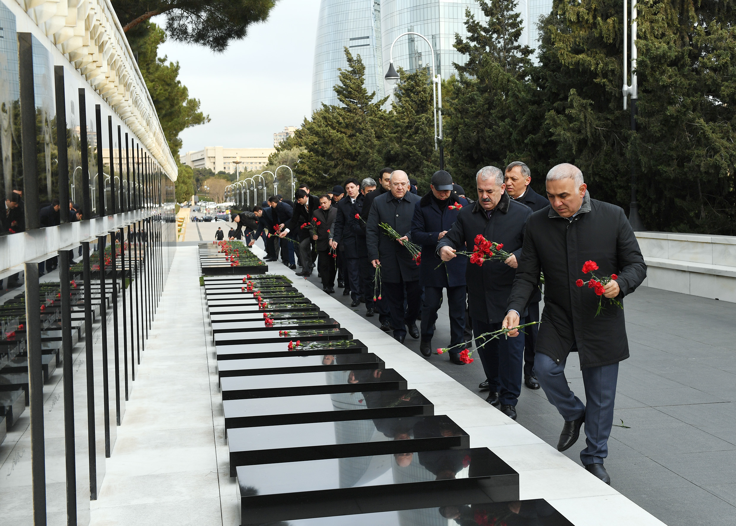 "Azərişıq" rəhbərliyi Fəxri və Şəhidlər xiyabanlarında - FOTO