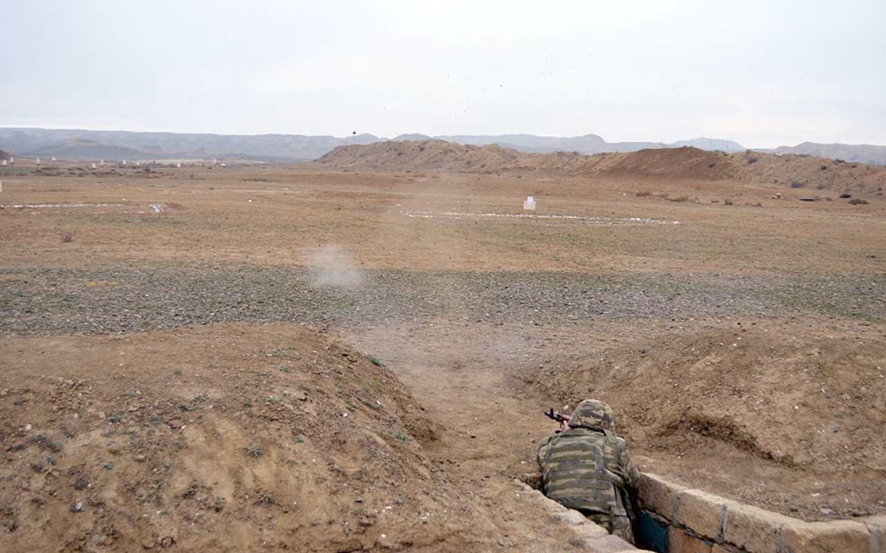 Hərbi vəzifəlilərlə keçirilən təlim toplanışı davam edir