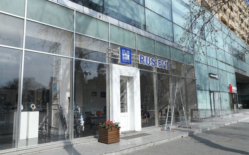 Bakıdakı “Rus evi”nin yazıları SÖKÜLÜR - VİDEO