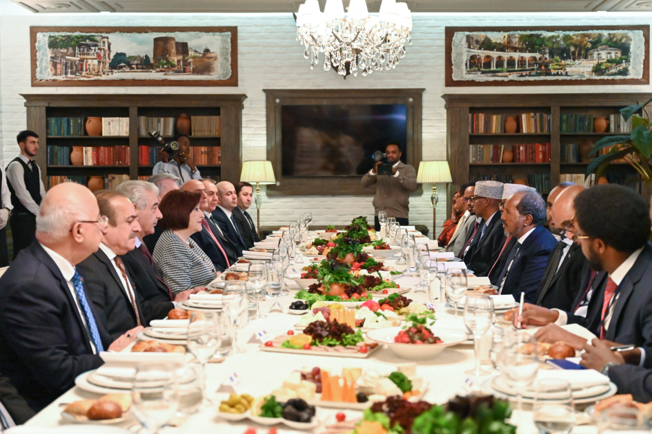 Spiker Somali Prezidenti ilə birgə nahar etdi - FOTO