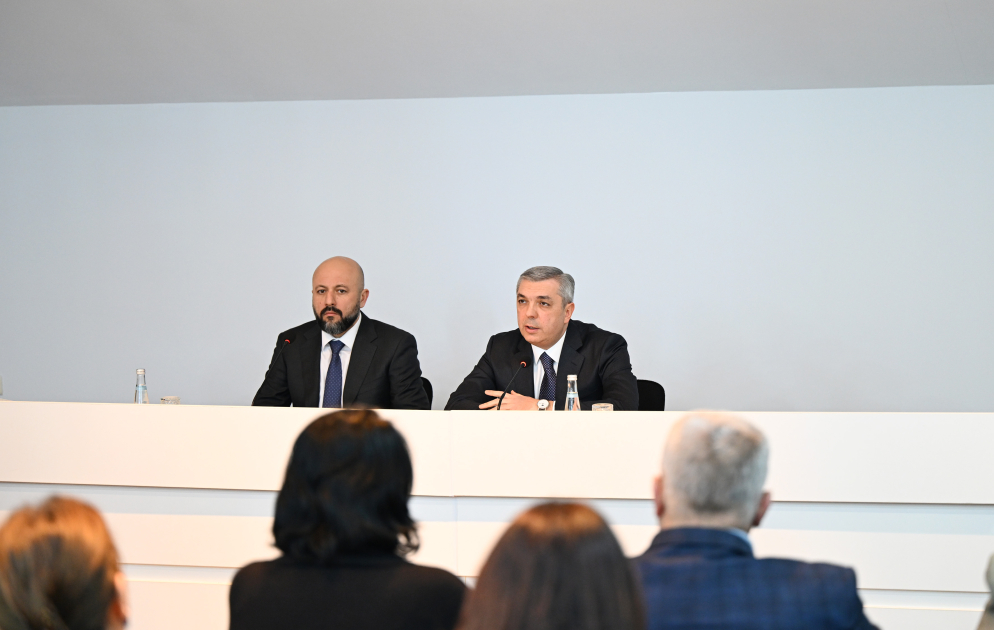 Samir Nuriyev Rüfət Mahmudu kollektivə təqdim etdi