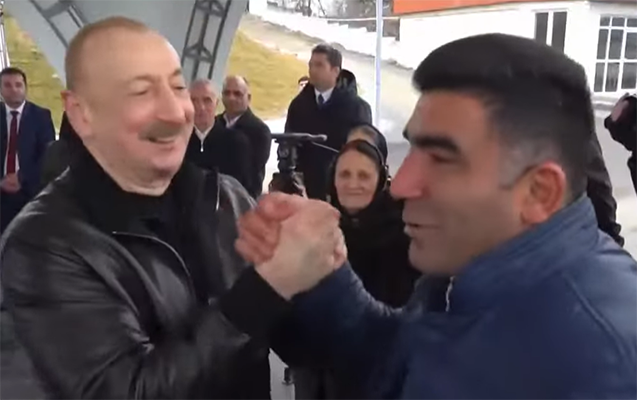 Prezidentin sakinlərlə səmimi anları: "Sənin də yumruğun yaxşıdır” - VİDEO