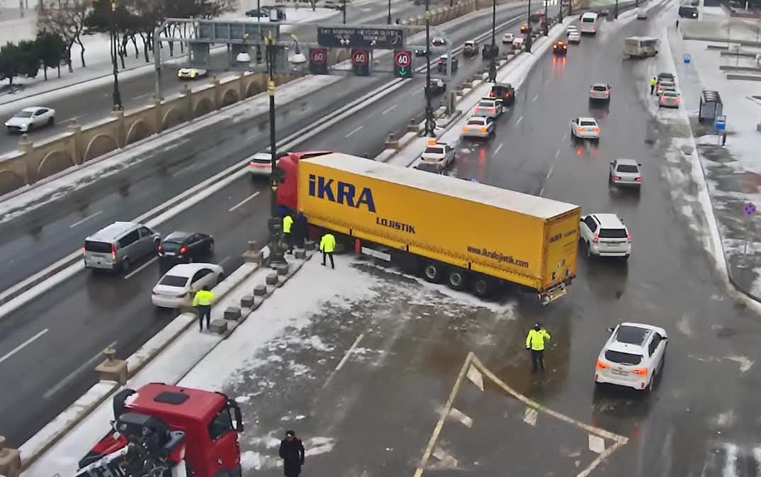 Yollar buz bağladı: Mərkəzi prospektdə QƏZA