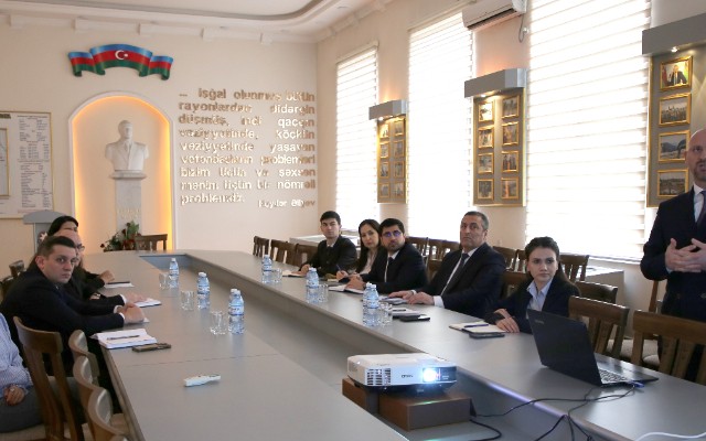 Məcburi köçkünlərin peşə bacarıqlarının artırılması müzakirə edilib - FOTOLAR