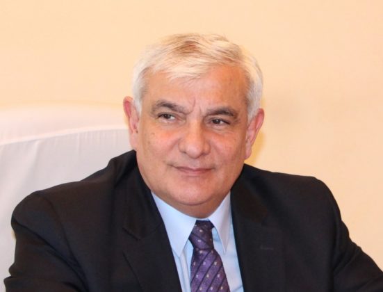 Rektor qarlı havada tələbələrlə oyun oynadı - VİDEO