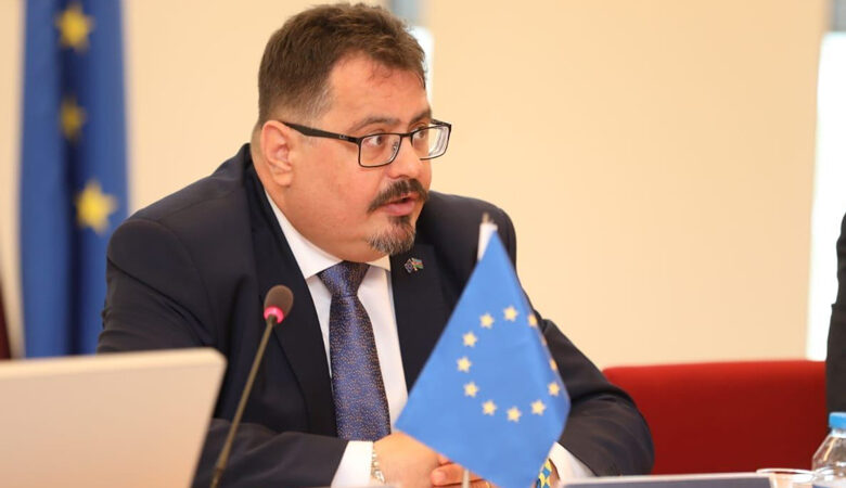 Aİ səfiri Xocalı soyqırımının qurbanlarını yad etdi