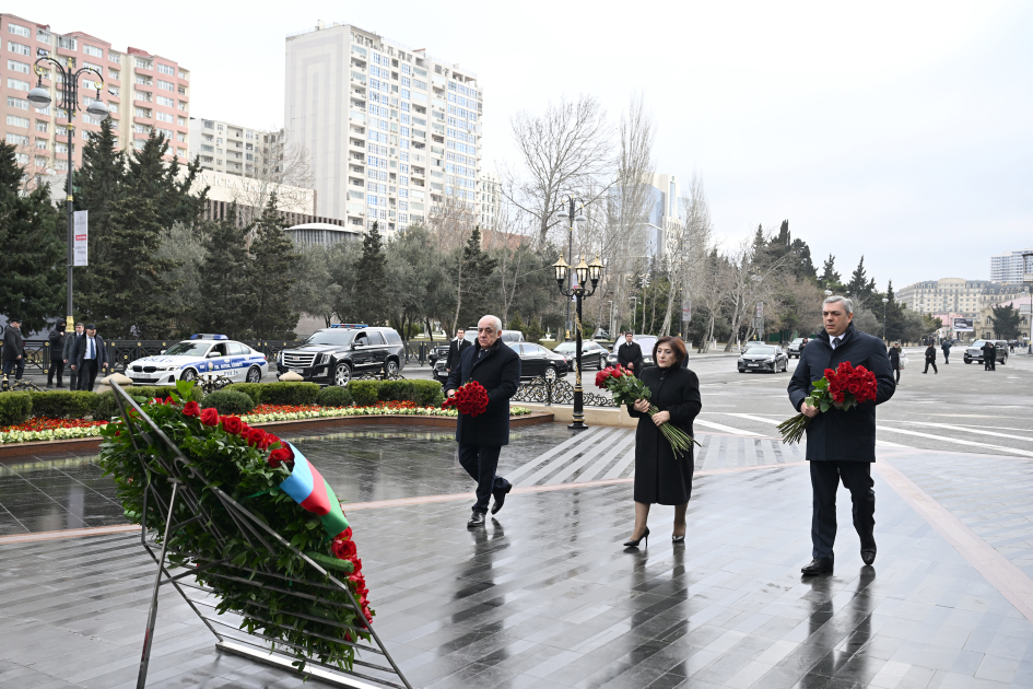 Rəsmilər "Ana harayı" abidəsini ziyarət etdilər - FOTOLAR