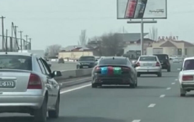 İrəvanda maşınından Azərbaycan bayrağı asdı