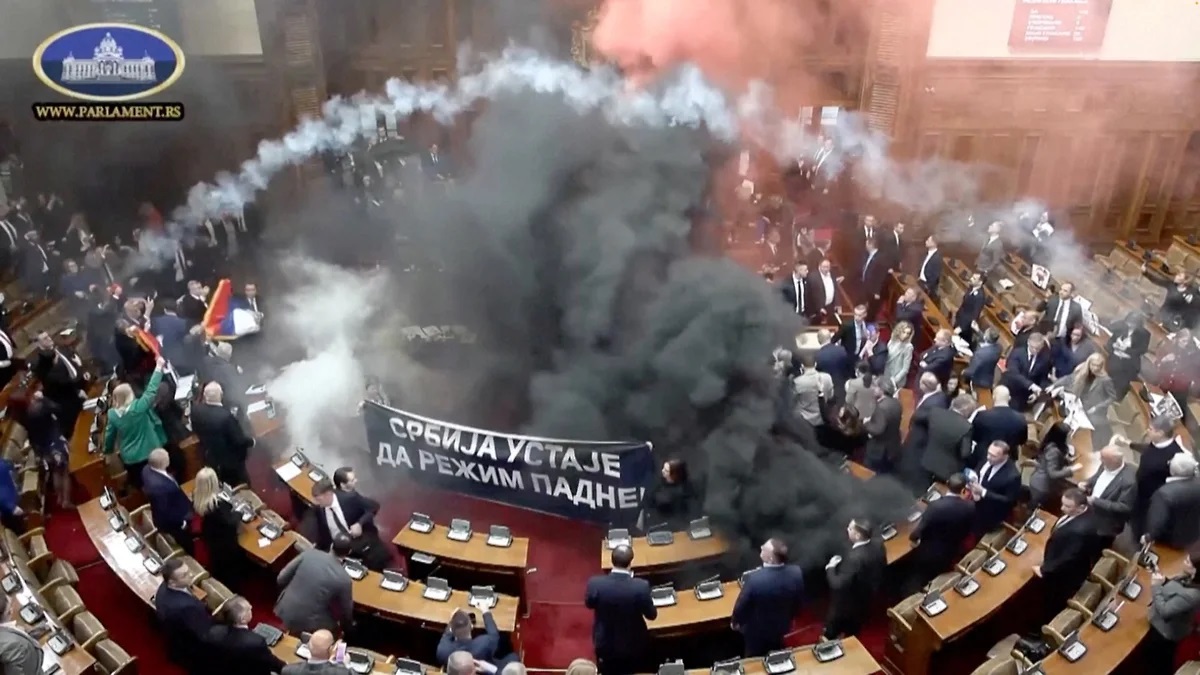 Serbiya parlamentində dava düşdü: tüstü bombaları partladıldı - VİDEO
