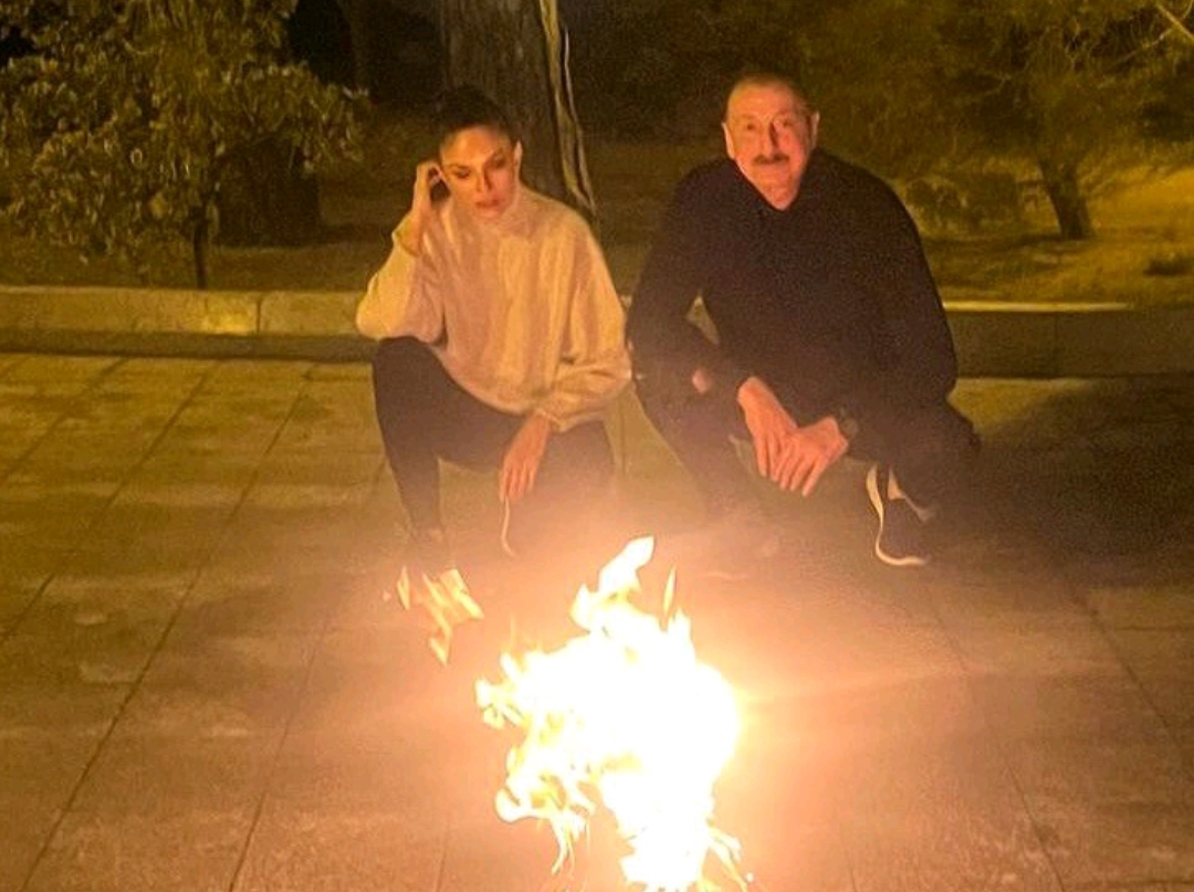 Prezidentlə xanımı çərşənbə tonqalı ətrafında - FOTOLAR